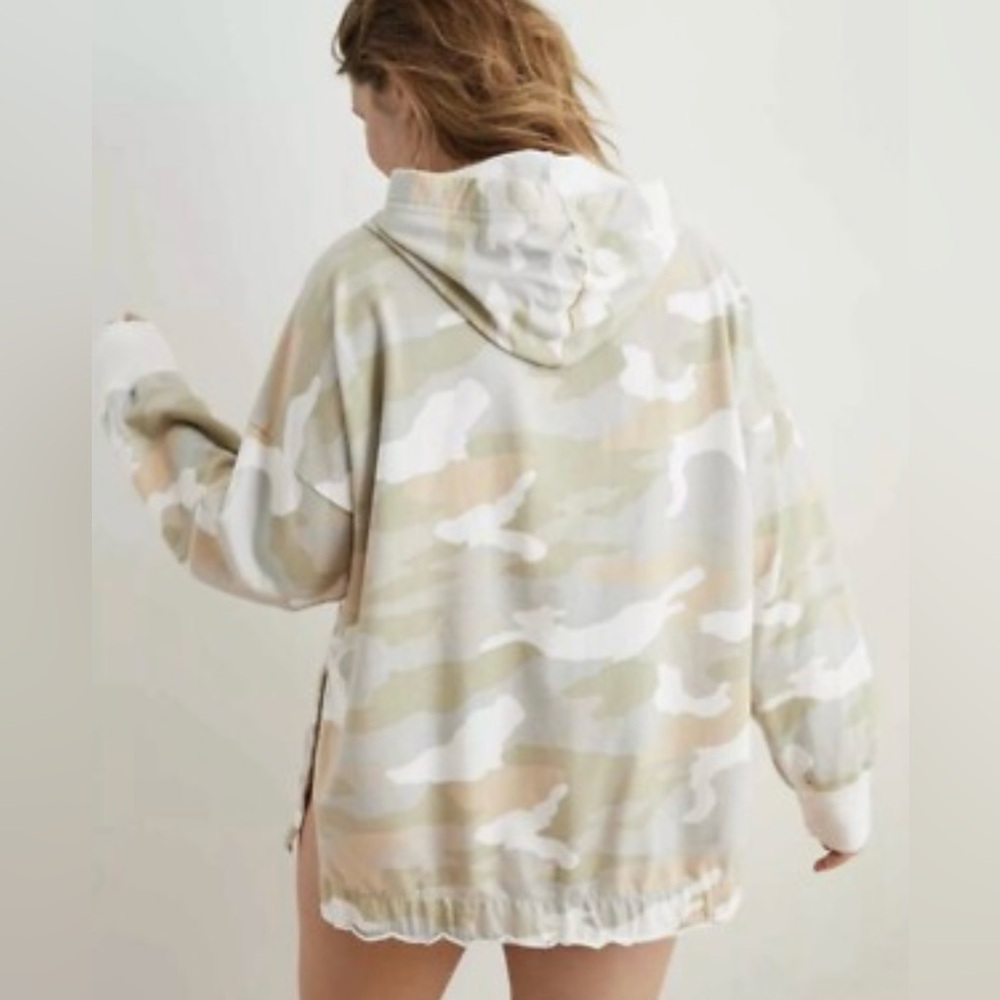 Aerie Sunwashed Desert Camo
Hoodie Size Small